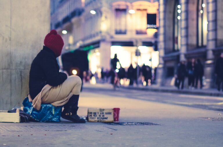 [用例あり]destitute, destitutionの意味は？povertyとの違いは？/英検1級英単語 出る度A – 大人の英検倶楽部